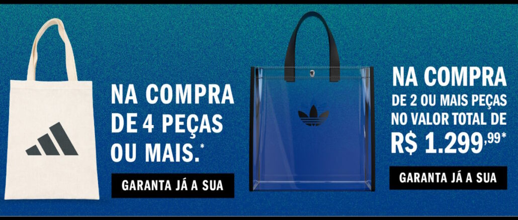 Banner promocional com fundo azul apresentando brindes da Adidas. À esquerda há uma ecobag branca com o logo de três listras e à direita uma bolsa azul transparente com o logo Trefoil.