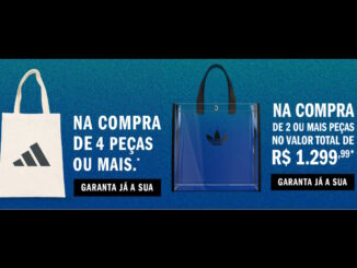 Banner promocional com fundo azul apresentando brindes da Adidas. À esquerda há uma ecobag branca com o logo de três listras e à direita uma bolsa azul transparente com o logo Trefoil.
