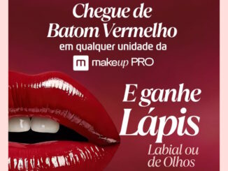 Banner promocional com fundo vermelho escuro apresentando lábios com batom vermelho brilhante. O texto anuncia que ao chegar de batom vermelho em qualquer unidade da makeup PRO a pessoa ganha um lápis labial ou de olhos.