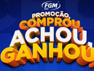 Banner publicitário da FGM Dental Group com o texto Promoção, Comprou, Achou, Ganhou! em letras 3D coloridas sobre um fundo azul escuro.