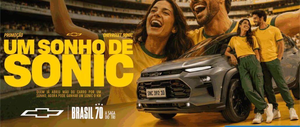 Promoção Chevrolet Um Sonho de Sonic: grupo de jovens sorridentes com camisetas da seleção brasileira ao lado de um Chevrolet Sonic RS cinza em frente a um estádio de futebol.