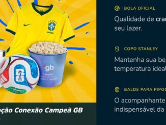 Peças promocionais da Promoção Conexão Campeã GB Online, exibindo bola oficial FIFA, copo Stanley e balde de pipoca personalizados, com camisa da seleção brasileira ao fundo.