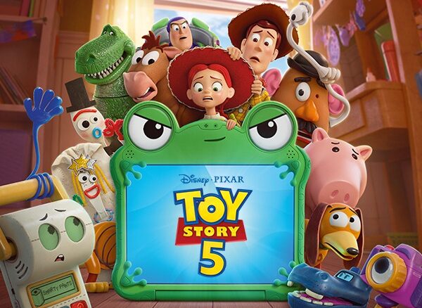 Personagens animados de Toy Story 5, incluindo Woody, Buzz Lightyear, Jessie e outros brinquedos, reunidos ao redor de um tablet infantil com capa de sapo, exibindo o logotipo do filme.
