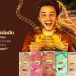 Peça publicitária da Cacau Show apresentando a promoção Bilhete Premiado, com chocolates Dreams e montanha-russa ao fundo.