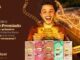Peça publicitária da Cacau Show apresentando a promoção Bilhete Premiado, com chocolates Dreams e montanha-russa ao fundo.