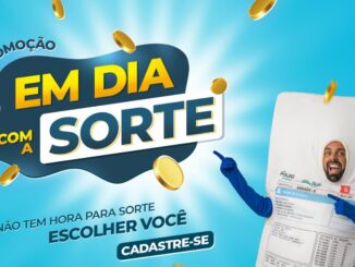Banner promocional da campanha Em Dia com a Sorte da Águas Cuiabá, com um homem vestido de fatura de água e moedas douradas ao redor.