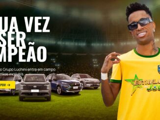 Banner promocional Estrelas do Jogo do Grupo Luchini, com influenciador vestindo camisa amarela da seleção brasileira ao lado de modelos de carros em campo de futebol iluminado.
