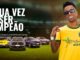 Banner promocional Estrelas do Jogo do Grupo Luchini, com influenciador vestindo camisa amarela da seleção brasileira ao lado de modelos de carros em campo de futebol iluminado.