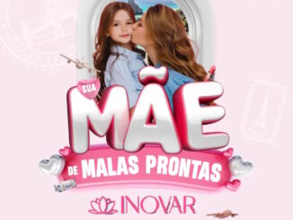 Peça publicitária da promoção Sua Mãe de Malas Prontas da Inovar Cosméticos, com mãe e filha pequena em janela de avião ao fundo, rodeadas por elementos como avião em miniatura, batom, corações e malas, em tons de rosa e branco.