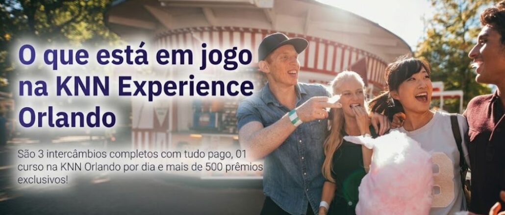 Promoção KNN Orlando Experience Quatro jovens adultos sorrindo e se divertindo ao ar livre, em frente a um parque temático, com um deles segurando um algodão-doce rosa. Texto da imagem: "O que está em jogo na KNN Experience Orlando — São 3 intercâmbios completos com tudo pago, 01 curso na KNN Orlando por dia e mais de 500 prêmios exclusivos!"