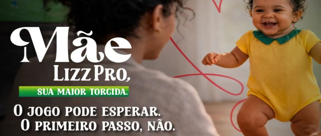 Bebê sorridente de cabelos cacheados e roupa amarela dando os primeiros passos em direção à mãe. A imagem contém o texto publicitário da marca Lizz Pro ressaltando que o primeiro passo é prioridade.