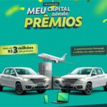 Imagem publicitária de campanha promocional com fundo verde exibindo duas caminhonetes prateadas, eletrodomésticos, eletrônicos e um avião comercial em decolagem.