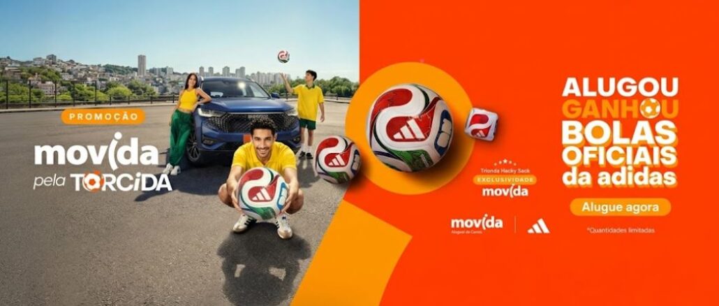 Peça publicitária da promoção Movida pela Torcida, com família em trajes verde e amarelo ao lado de um SUV azul e bolas de futebol Adidas Trionda Hacky Sack em destaque, sobre fundo laranja com a mensagem "Alugou Ganhou Bolas Oficiais da Adidas".