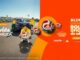 Peça publicitária da promoção Movida pela Torcida, com família em trajes verde e amarelo ao lado de um SUV azul e bolas de futebol Adidas Trionda Hacky Sack em destaque, sobre fundo laranja com a mensagem "Alugou Ganhou Bolas Oficiais da Adidas".