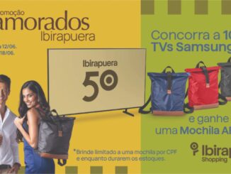Imagem publicitária da Promoção Namorados Ibirapuera. A composição apresenta um casal sorridente carregando mochilas, uma televisão de tela plana com o selo de cinquenta anos do shopping e três modelos de mochilas nas cores azul, vermelha e cinza. O fundo é dividido verticalmente entre as cores amarela e verde.