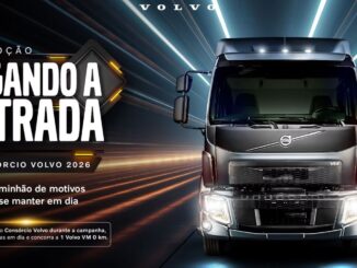 Peça publicitária da Promoção Pegando a Estrada, do Consórcio Volvo 2026, com imagem de um caminhão Volvo VM de frente em cenário escuro com feixes de luz ao fundo.