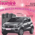 Anúncio da Perfumaria Sumirê com fundo rosa brilhante mostrando um carro Fiat Mobi cinza e três iPhones 16 como prêmios de um sorteio.