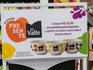 Cartaz publicitário da Del Valle informando que compras a partir de R$25,00 em produtos selecionados dão direito a uma tigela colecionável. A imagem destaca três modelos de brindes com estampas de frutas.