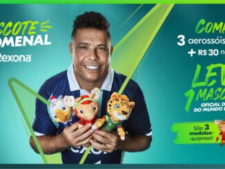Peça publicitária da promoção Mascote Fenomenal da Rexona, com Ronaldo Nazário segurando pelúcias dos mascotes oficiais da Copa do Mundo FIFA 26, sobre fundo verde e azul.