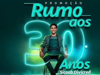 Homem sorridente sentado em frente a um grande número trinta iluminado em neon azul. O banner exibe os textos Promoção Rumo aos 30 Anos Sicoob Divicred em um cenário com tons de verde e fumaça ao fundo.