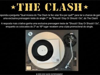 Imagem promocional da Sony Music para concurso cultural do The Clash, com foto de um single 7" de "Should I Stay Or Should I Go" sobre uma toca-discos Technics, fundo preto e título em letras douradas estilo militar.