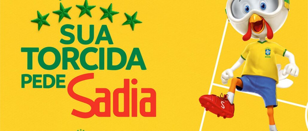 Mascote de frango da Sadia vestindo uniforme da Seleção Brasileira de Futebol, ao lado do texto "Promoção Sua Torcida Pede Sadia", com estrelas verdes e logos da Sadia e da CBF.