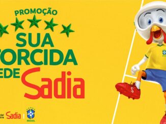 Mascote de frango da Sadia vestindo uniforme da Seleção Brasileira de Futebol, ao lado do texto "Promoção Sua Torcida Pede Sadia", com estrelas verdes e logos da Sadia e da CBF.