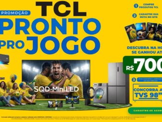 Cartaz da promoção TCL Pronto Pro Jogo em fundo amarelo, apresentando diversos eletroeletrônicos, torcedores de futebol e informações sobre prêmios de até R$700 e sorteio de TVs de 98 polegadas.
