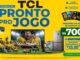 Cartaz da promoção TCL Pronto Pro Jogo em fundo amarelo, apresentando diversos eletroeletrônicos, torcedores de futebol e informações sobre prêmios de até R$700 e sorteio de TVs de 98 polegadas.