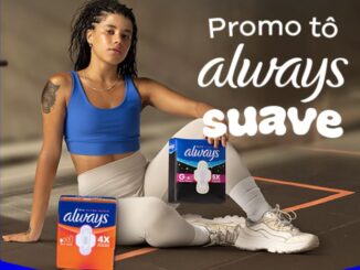 Embalagens de absorventes Always ao lado de uma jovem mulher sentada no chão em roupa esportiva azul e branca, com a frase "Promo tô always suave" ao fundo.