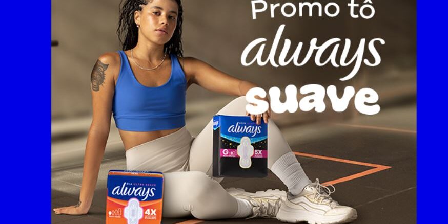 Embalagens de absorventes Always ao lado de uma jovem mulher sentada no chão em roupa esportiva azul e branca, com a frase "Promo tô always suave" ao fundo.