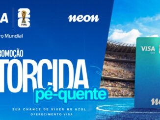 Banner publicitário da promoção Torcida pé-quente da Neon em parceria com a Visa. A imagem apresenta os logotipos das marcas e um cartão de crédito gigante posicionado sobre o gramado de um estádio de futebol lotado.