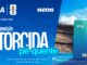 Banner publicitário da promoção Torcida pé-quente da Neon em parceria com a Visa. A imagem apresenta os logotipos das marcas e um cartão de crédito gigante posicionado sobre o gramado de um estádio de futebol lotado.