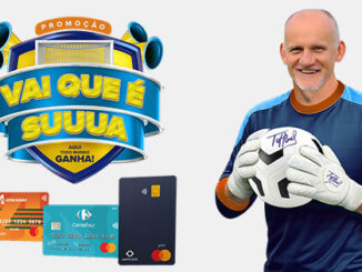 Banner publicitário da promoção Vai que é Suuuua com o ex-goleiro Taffarel segurando uma bola de futebol autografada. O anúncio apresenta um logotipo temático de futebol e três cartões de crédito das redes Atacadão, Carrefour e Sam's Club.
