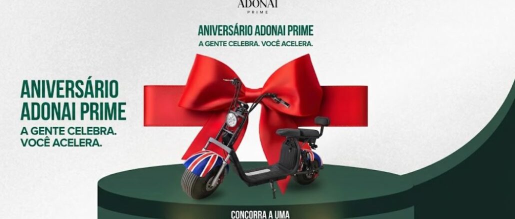 Peça publicitária do Aniversário Adonai Prime com scooter elétrica enfeitada com laço vermelho e sorteio previsto para 27/06/2026.