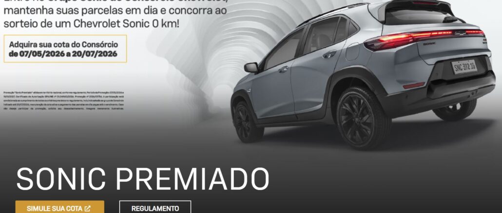 SONIC PREMIADO CONSÓRCIO CHEVROLET Banner da promoção Sonic Premiado do Consórcio Chevrolet, com imagem de um Chevrolet Sonic 0 km na cor prata, visto de trás e levemente de lado, sobre fundo escuro com ondas circulares em tons de cinza.