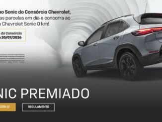 Banner da promoção Sonic Premiado do Consórcio Chevrolet, com imagem de um Chevrolet Sonic 0 km na cor prata, visto de trás e levemente de lado, sobre fundo escuro com ondas circulares em tons de cinza.