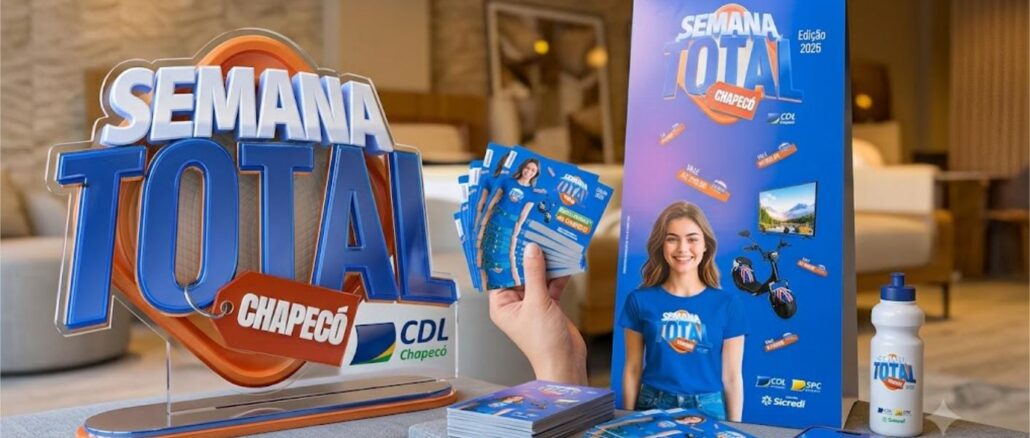 Semana Total Chapecó 2026 Material de divulgação da campanha Semana Total Chapecó 2026, organizada pela CDL Chapecó, com logotipo tridimensional, banner, folhetos, squeeze e celular sobre uma mesa.