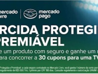 Cartaz digital promocional com fundo verde e refletores de estádio acesos no canto superior direito. No topo, estão os logotipos do Mercado Livre e Mercado Pago. O texto principal diz TORCIDA PROTEGIDA E PREMIÁVEL, seguido pela instrução para comprar um produto com seguro e concorrer a 30 cupons para uma TV nova. Há letras miúdas no rodapé.
