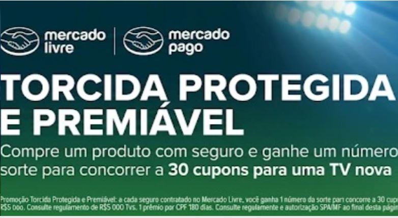 Cartaz digital promocional com fundo verde e refletores de estádio acesos no canto superior direito. No topo, estão os logotipos do Mercado Livre e Mercado Pago. O texto principal diz TORCIDA PROTEGIDA E PREMIÁVEL, seguido pela instrução para comprar um produto com seguro e concorrer a 30 cupons para uma TV nova. Há letras miúdas no rodapé.
