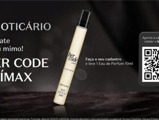 Banner promocional O Boticário com frasco do Eau de Parfum Her Code Clímax 10ml sobre superfície escura e brilhante