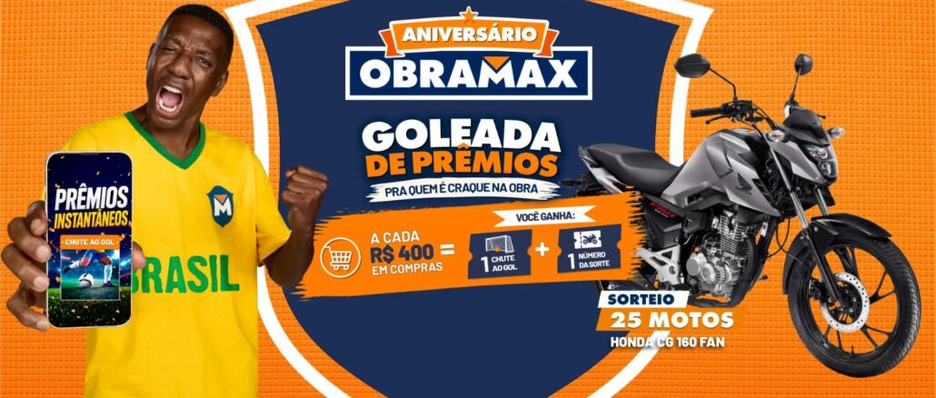 ANIVERSÁRIO OBRAMAX GOLEADA DE PRÊMIOS COM AMARAL Banner da promoção Aniversário Obramax Goleada de Prêmios, com torcedor brasileiro vestindo camisa amarela da seleção comemorando, celular exibindo o jogo Chute ao Gol, escudo azul com os dizeres Goleada de Prêmios Pra Quem É Craque na Obra, faixa explicando que a cada R$400,00 em compras o cliente ganha um chute ao gol e um número da sorte, e moto Honda CG 160 Fan ao lado da informação de sorteio de 25 motos.