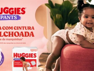 Bebê usando fralda Huggies Pants com cintura acolchoada, ao lado da embalagem do produto, com destaque para o slogan "A única com cintura acolchoada".
