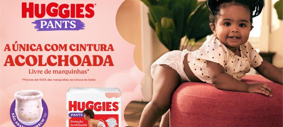 Bebê usando fralda Huggies Pants com cintura acolchoada, ao lado da embalagem do produto, com destaque para o slogan "A única com cintura acolchoada".