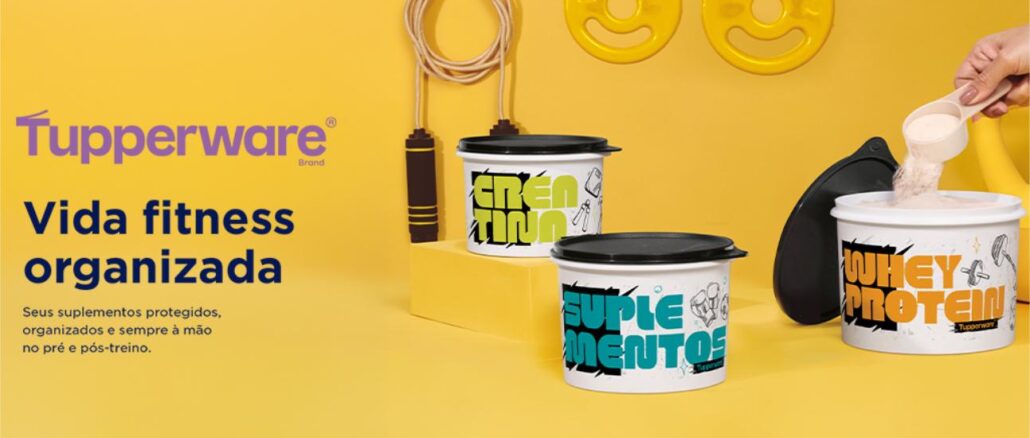 Amostra Grátis The Insiders Tupperware Dose Diária Potes Tupperware para suplementos fitness — Creatina, Suplementos e Whey Protein — sobre fundo amarelo com corda de pular e anilhas decorativas.