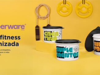 Potes Tupperware para suplementos fitness — Creatina, Suplementos e Whey Protein — sobre fundo amarelo com corda de pular e anilhas decorativas.