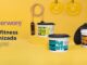 Potes Tupperware para suplementos fitness — Creatina, Suplementos e Whey Protein — sobre fundo amarelo com corda de pular e anilhas decorativas.