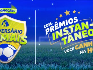 Arte promocional da Promoção Aniversário TriMais com prêmios instantâneos, exibindo escudo dourado com bola de futebol e fundo de estádio iluminado.