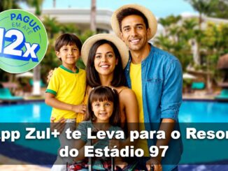 Família sorridente em frente à piscina de resort, com selo "Pague em até 12x" e texto "App Zul+ te Leva para o Resort do Estádio 97"