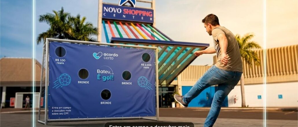 Bateu é Gol Acordo Certo Consumidor Positivo em Ribeirão Preto no Novo Shopping Center Homem chuta bola em gol temático da promoção Bateu é Gol do Acordo Certo em frente ao Novo Shopping Center de Ribeirão Preto
